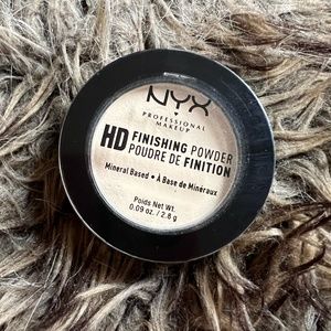 NYX HD Finishing Powder in Banana